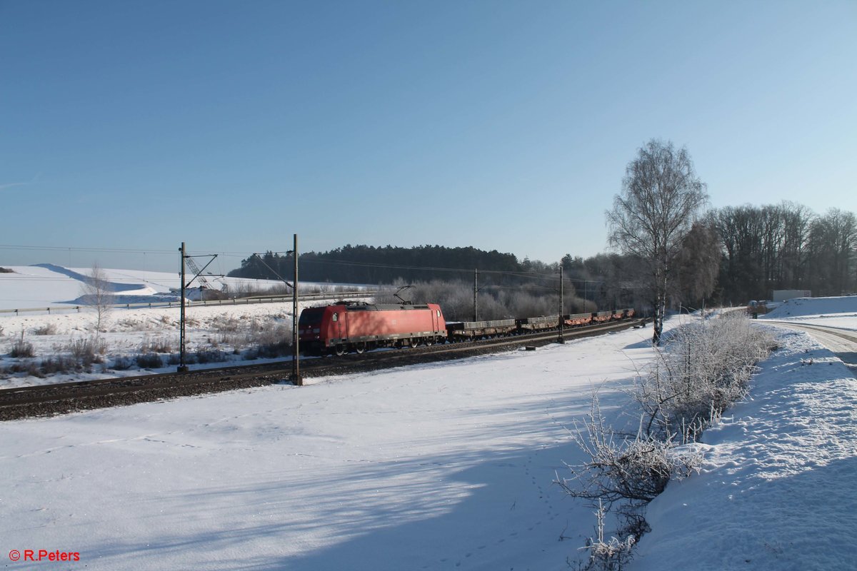 185 348-0 zieht bei Sinsgrün ein Stahlbansenzug. 19.01.17