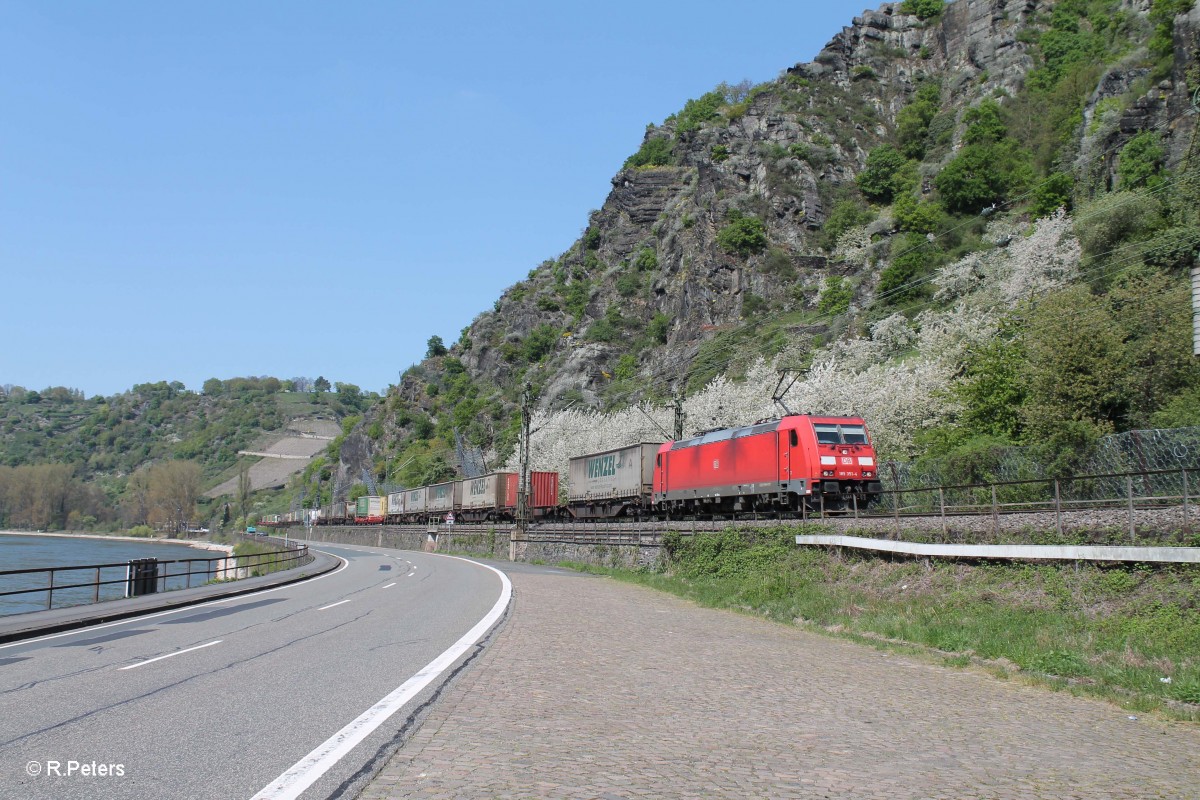 185 351-4 zieht kurz hinter der Loreley ein Wenzel Wechselpritschenzug. 22.04.15