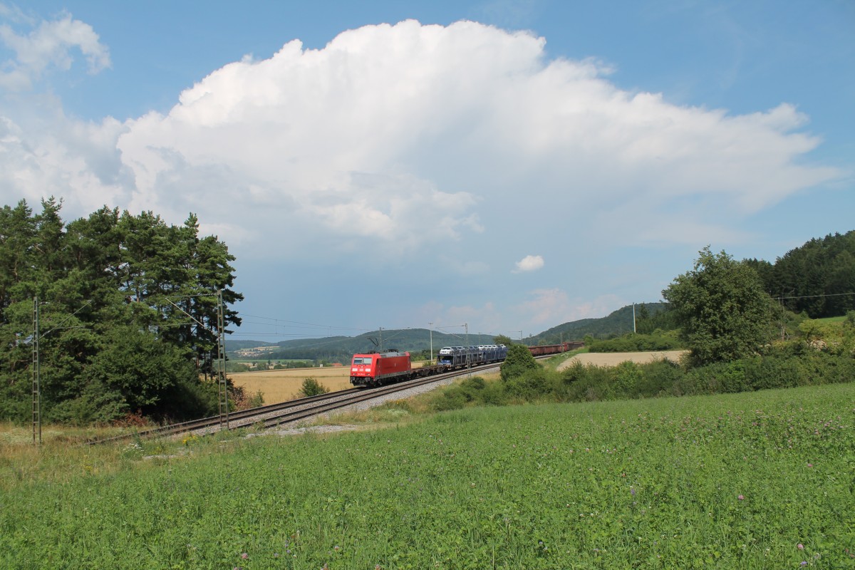 185 354-8 zieht bei Darshofen ein gemischten Güterzug. 23.07.14