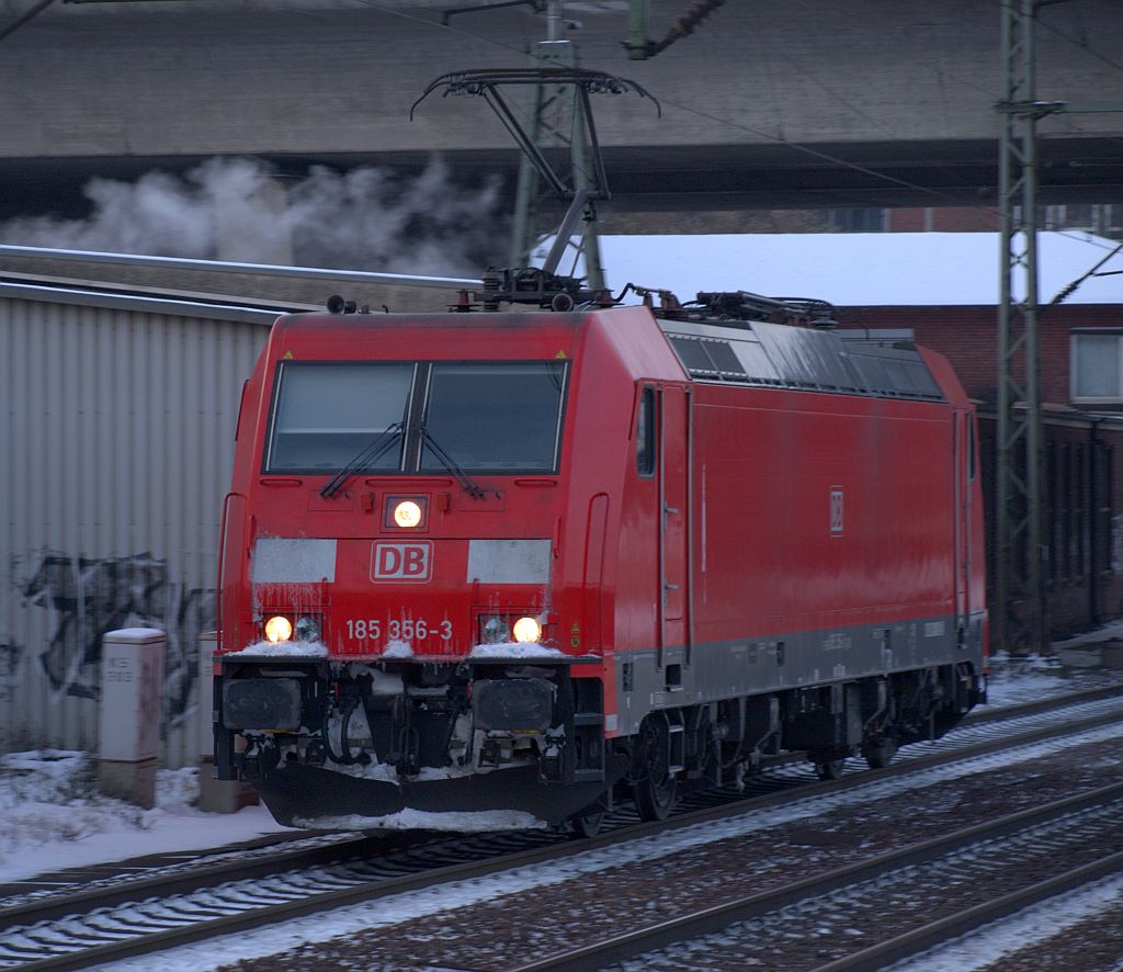 185 356-3 rauscht hier ebenfalls leicht angefroren durch HH-Harburg. 04.12.2010