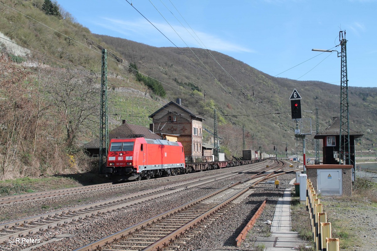 185 357-1 mit einem bunten KLV bei der Einfahrt in Kaub. 20.03.14