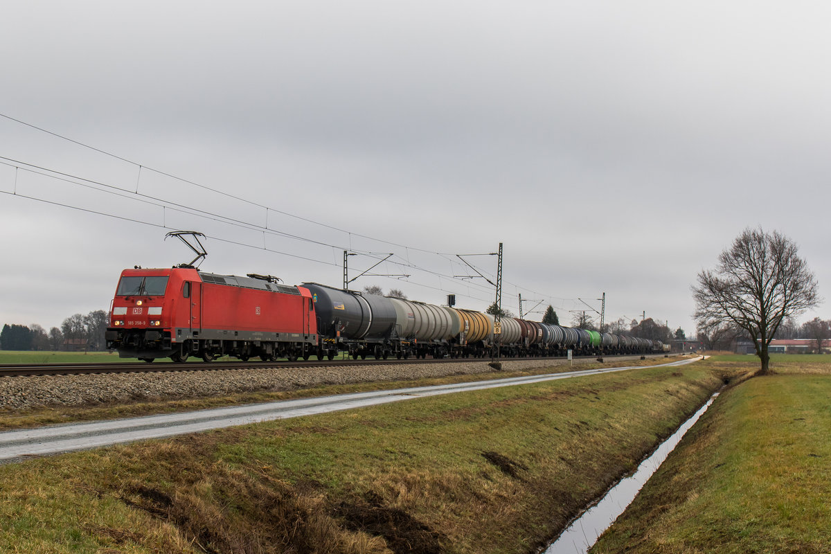 185 358-9 mit einem Kesselwagenzug aus Freilassing kommend. Aufgenommen am 3. Dezember 2016 bei bersee am Chiemsee.