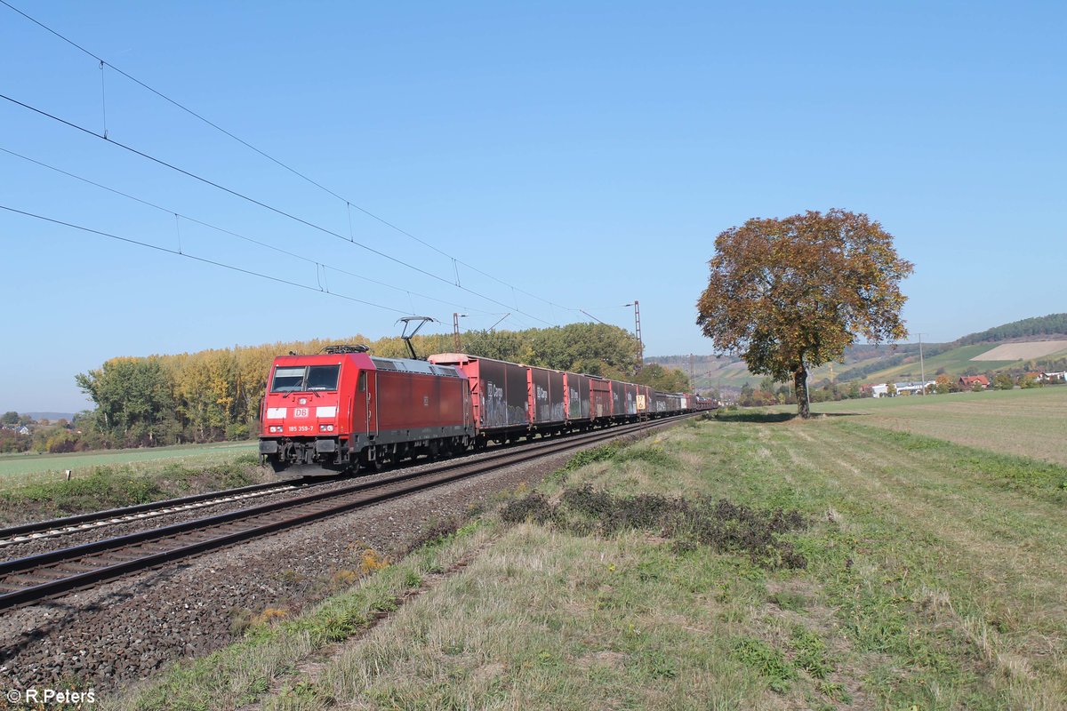 185 359-7 zieht ein gemischten Güterzug kurz vor Retzbach-Zellingen. 13.10.18