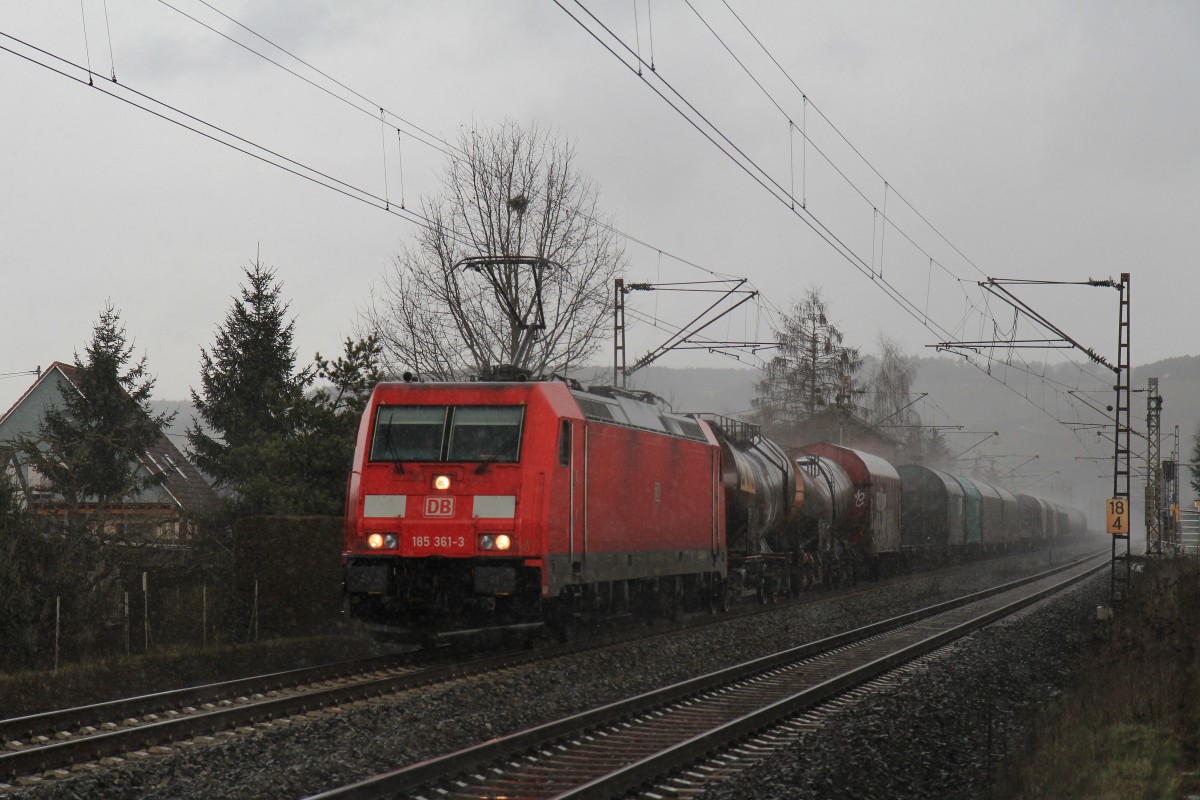 185 361-3 mit einem gemischten Gterzug bei starkem Regen am 20. Februar 2014 bei Himmelstadt.