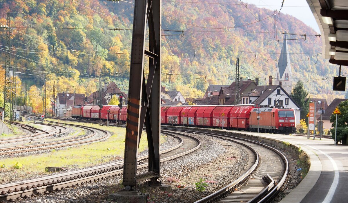 185 363-9 mit Seiten-Selbstentladewagen in Geislingen Steige und Schublok 185 175-7 am 26.10.2021. Auch ich stand ung�nstig f�r diesen pl�tzlich durchfahrenden Zug. Immerhin ist der Zug komplett drauf, wenn auch durch die Br�ckenst�tze unterbrochen.