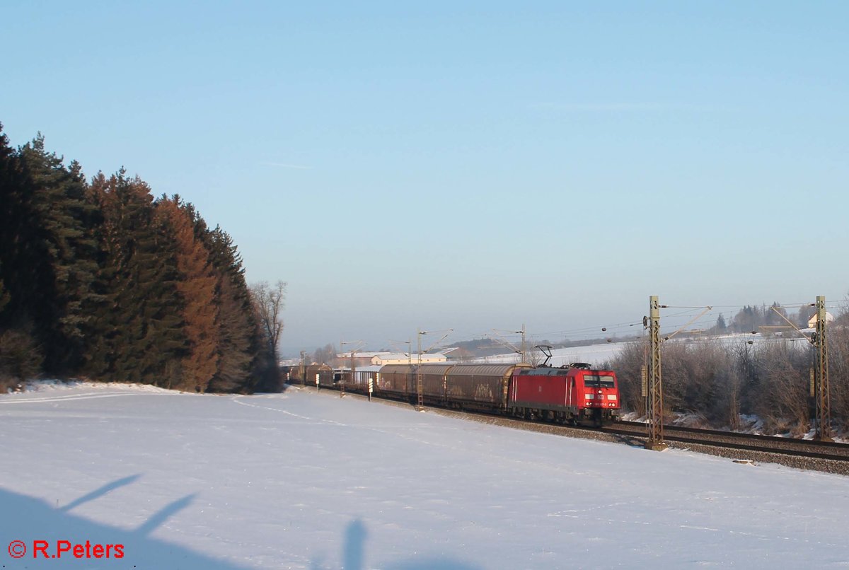 185 367-0 zieht einen gemischten Güterzug bei Sinsgrün in Richtung Regensburg. 19.01.17