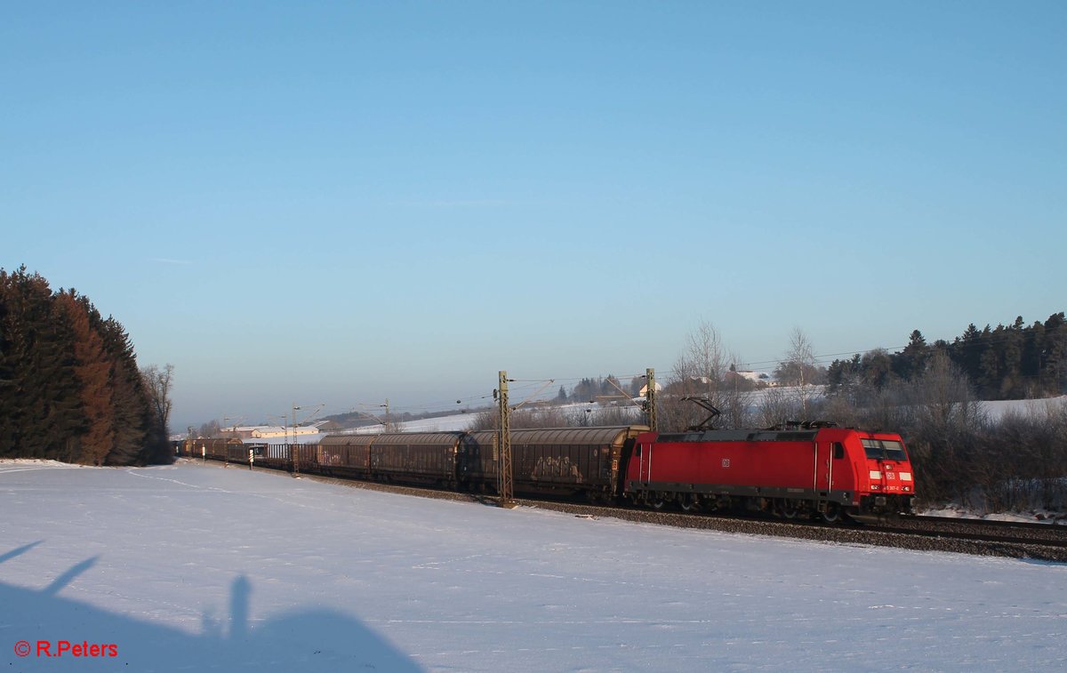 185 367-0 zieht einen gemischten Güterzug bei Sinsgrün in Richtung Regensburg. 19.01.17