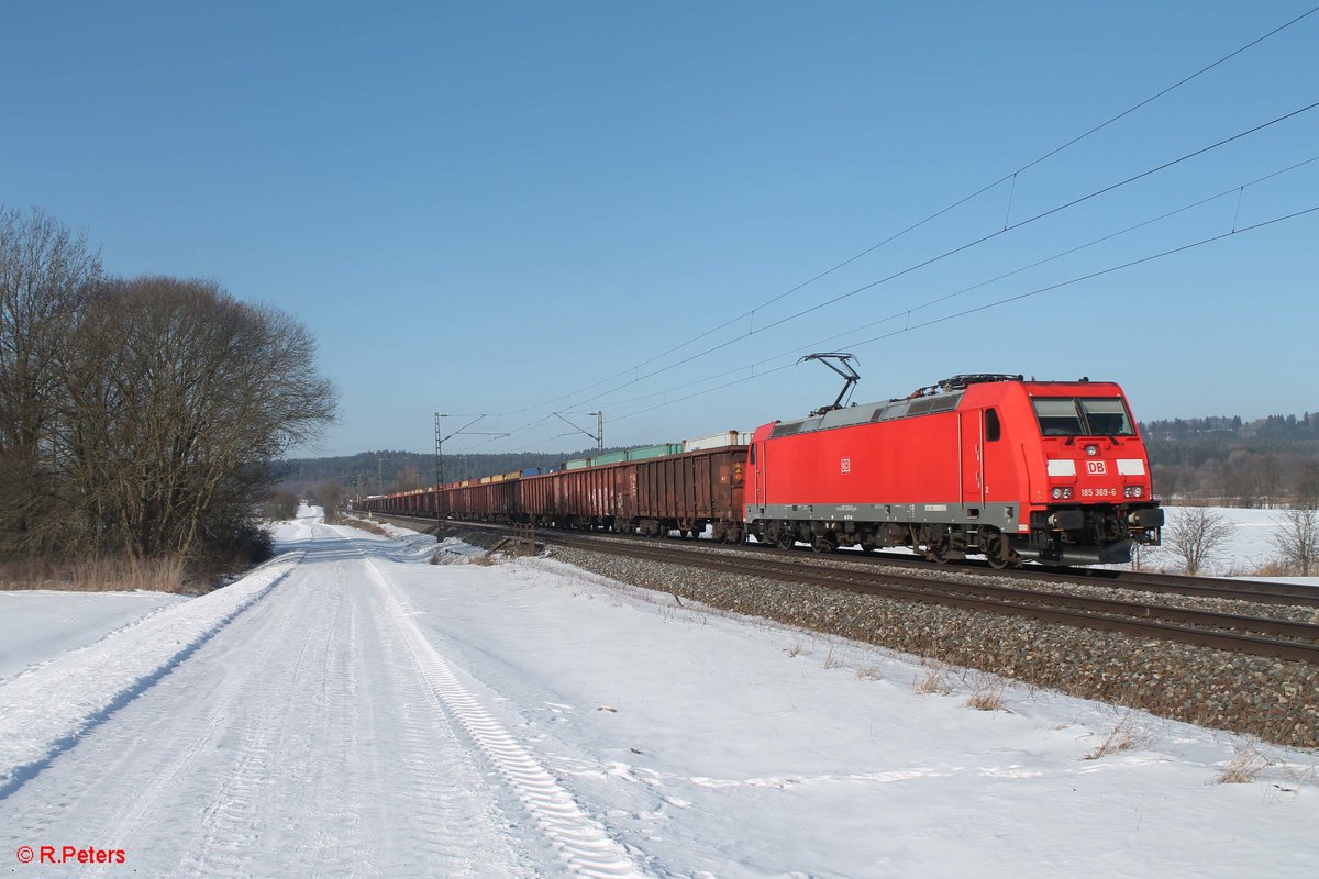 185 369-6 schiebt am Schluss von dem Containerzug mit Offenen Eas. 