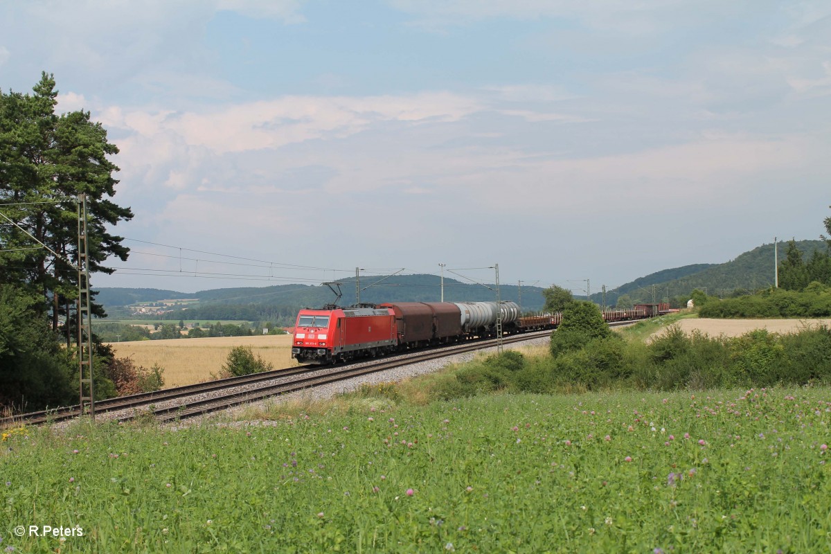 185 373-8 mit einem gemischten Güterzug bei Darshofen. 25.07.14