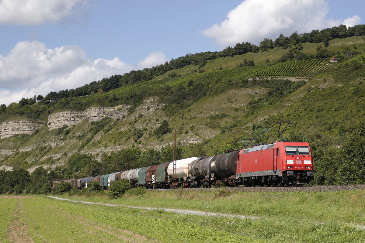 185 373-8 mit einem gemischten Gterzug am 19. August 2017 bei Thngersheim.