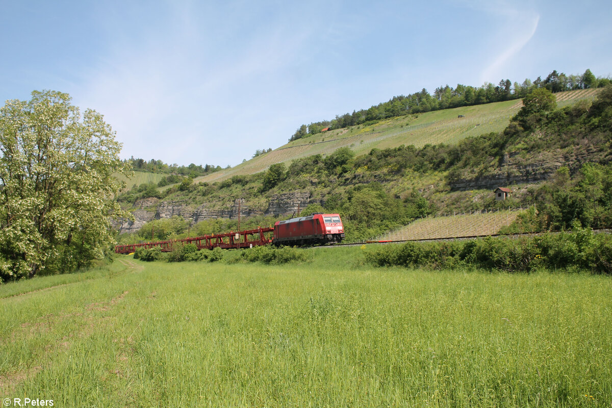 185 377-9 zieht mit einem leeren Autotransportzug bei Himmelstadt gen Süden. 11.05.24