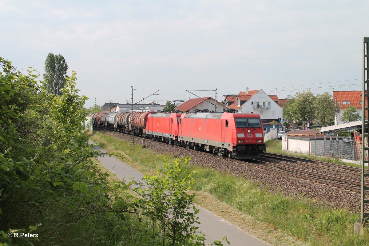 185 379-5 + 256-5 mit einem Kesselzug in Nauheim. 22.05.15
