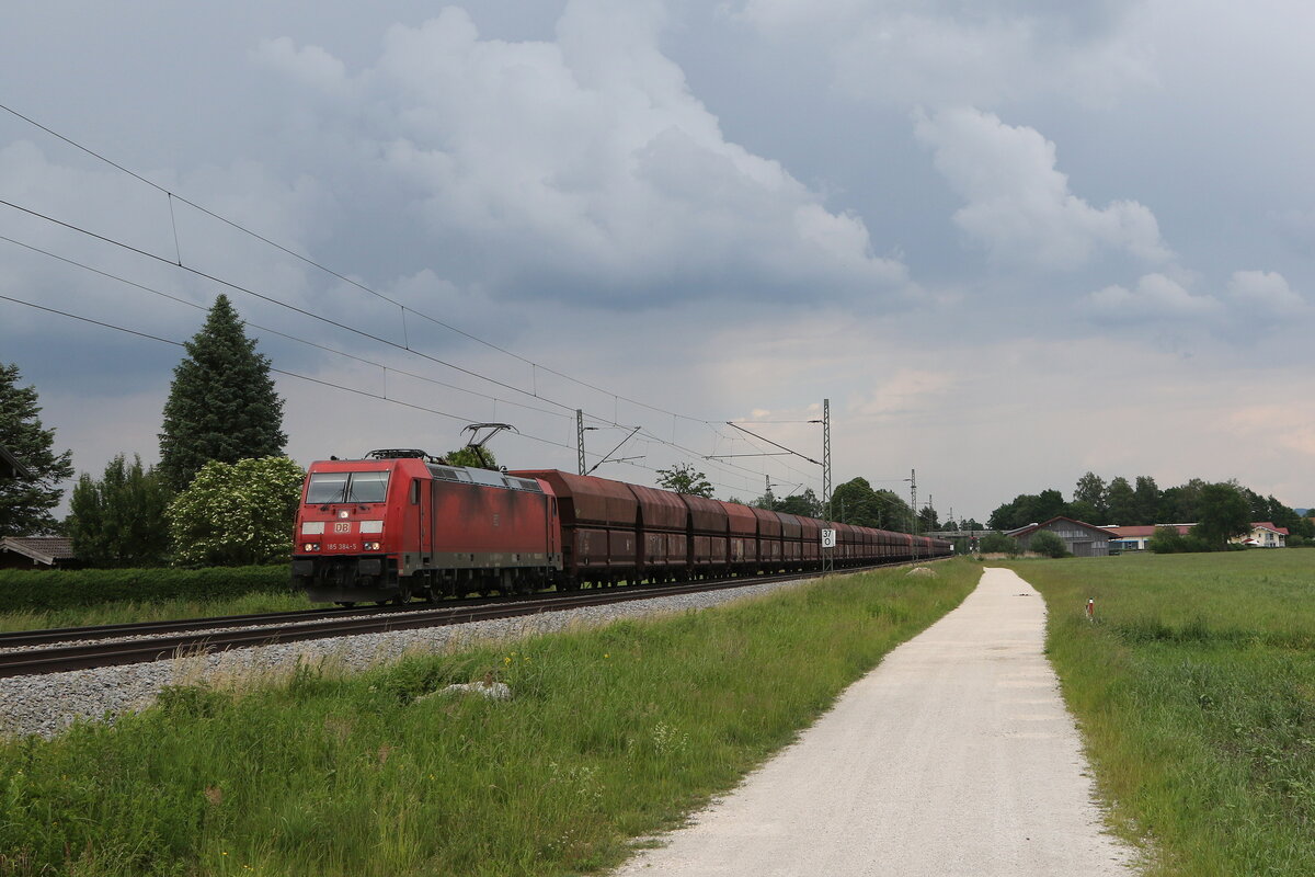 185 384 mit einem Erzzug aus Freilassing kommend am 10. Juni 2021 bei bersee am Chiemsee.