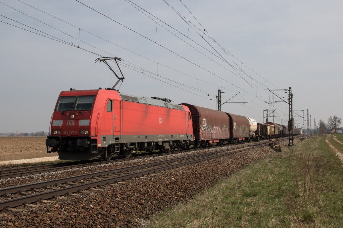 185 387-8 mit einem gemischten Gterzug. Aufgenommen am 9. April 2015 bei Mintraching.