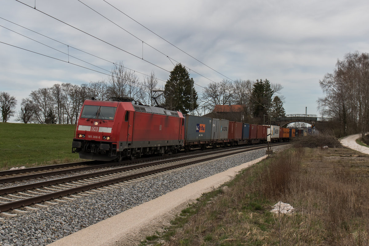 185 388-6 mit einem Containerzug aus Freilassing kommend am 31. Mrz 2016 bei bersee am Chiemsee.