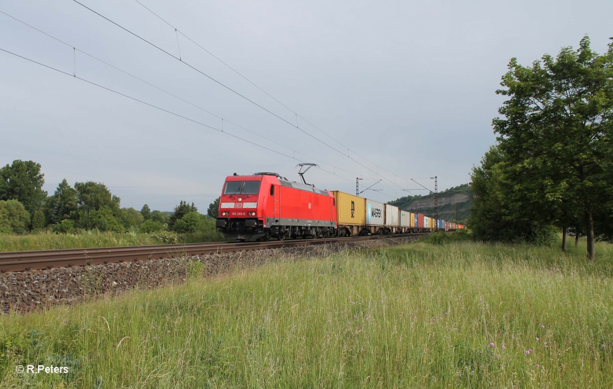 185 388-6 zieht kurz vor Thüngersheim ein Containerzug. 02.06.15