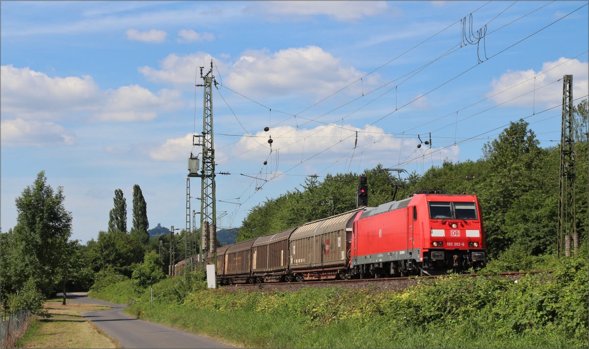 185 393 mit Schiebewandwagen-Ganzzug in Richtung Süden am 27.06.18 in Unkel