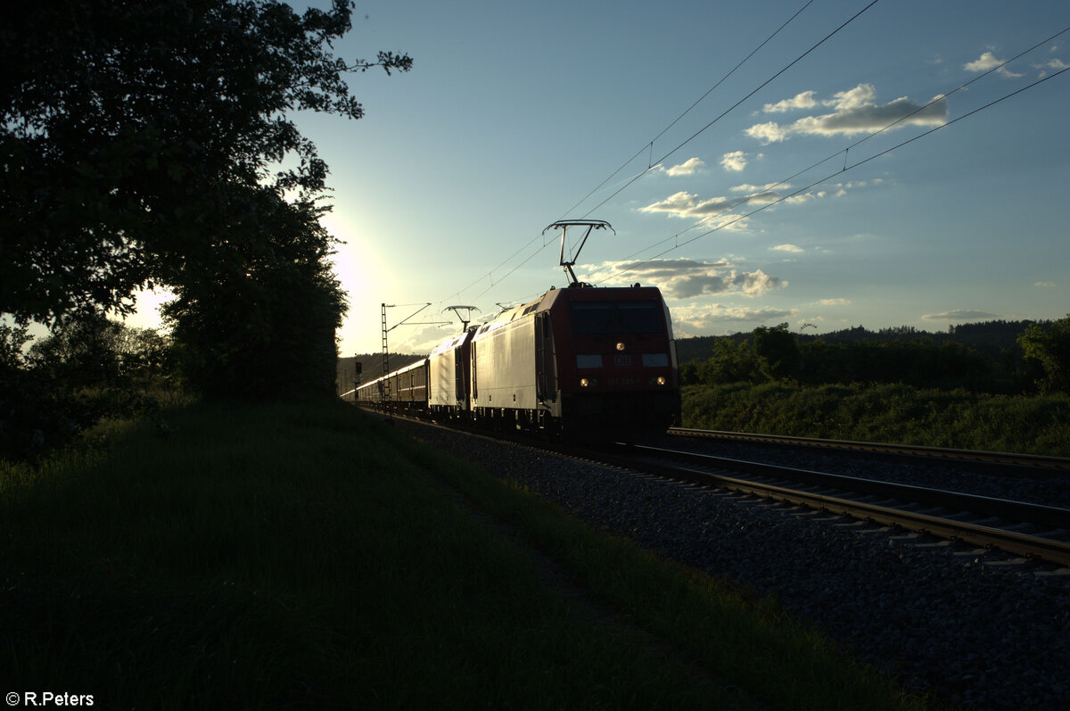 185 395-1 + 185 xxx ziehen mit einem Scraptainer bei Pölling. 14.05.24