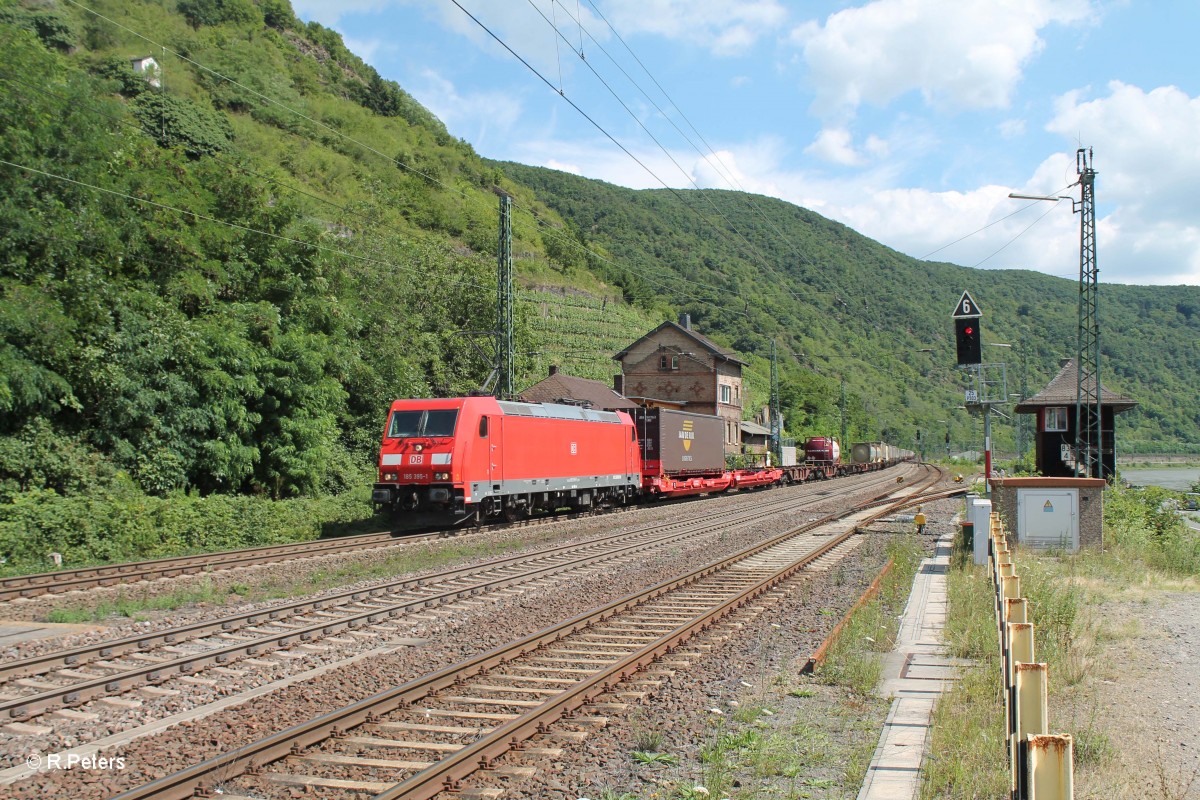 185 395-1 fährt mit einem Wechselpritschenzug in Kaub ein. 15.07.14