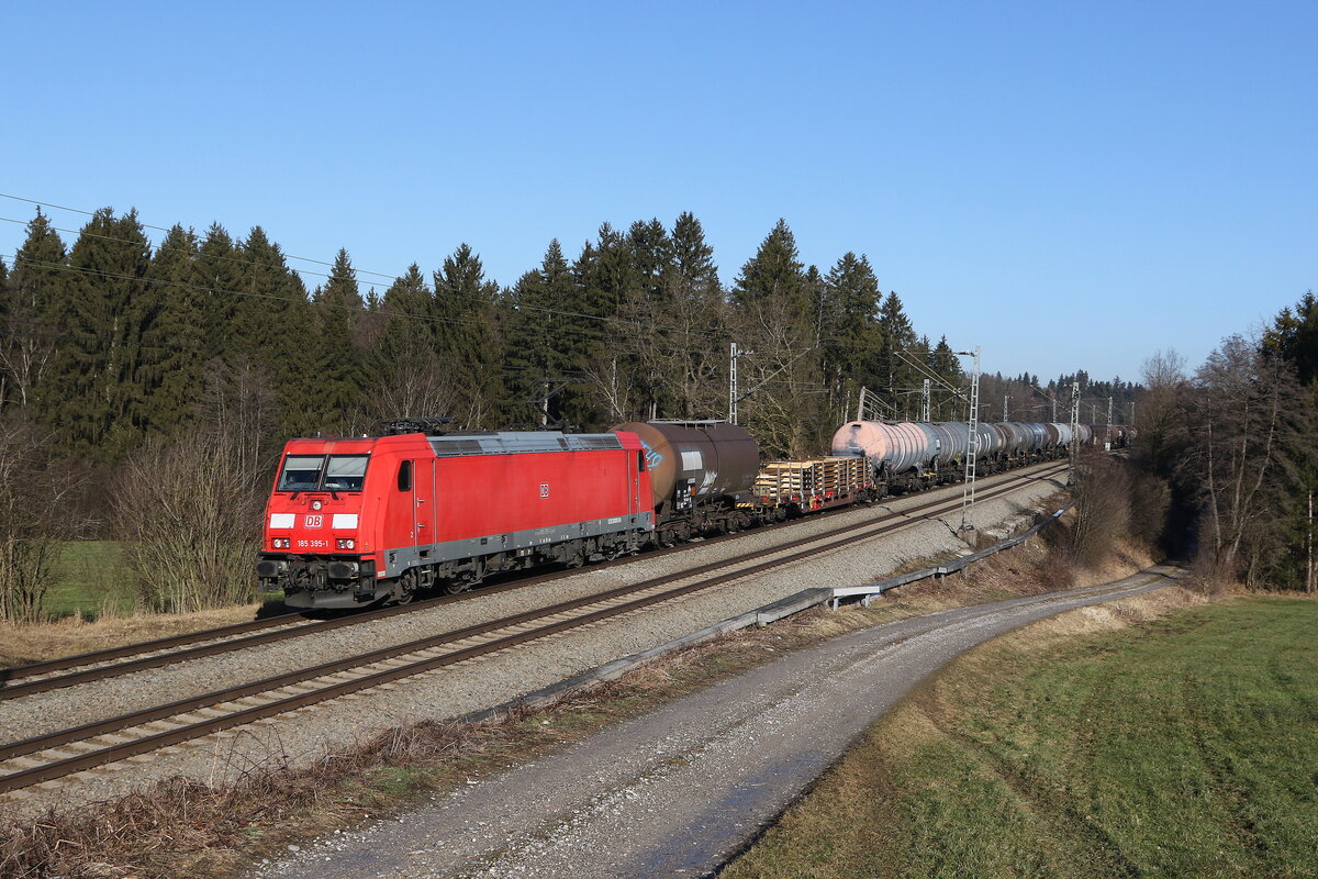 185 395 war am 19. Januar 2022 mit einem  Mischer  bei Grabensttt im Chiemgau in Richtung Mnchen unterwegs.