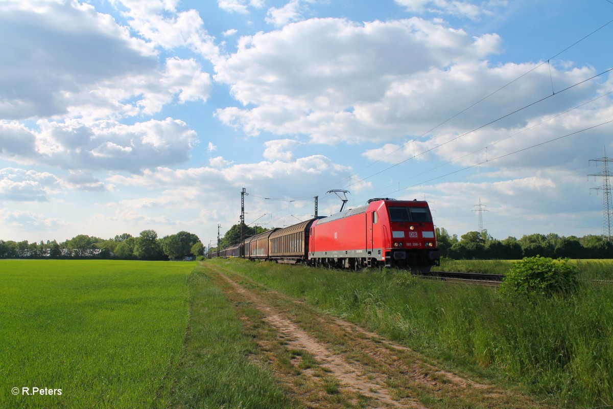 185 398-5 mit einem gedeckten Gterzug bei der Netztrennstelle bei Bischofsheim. 15.05.15