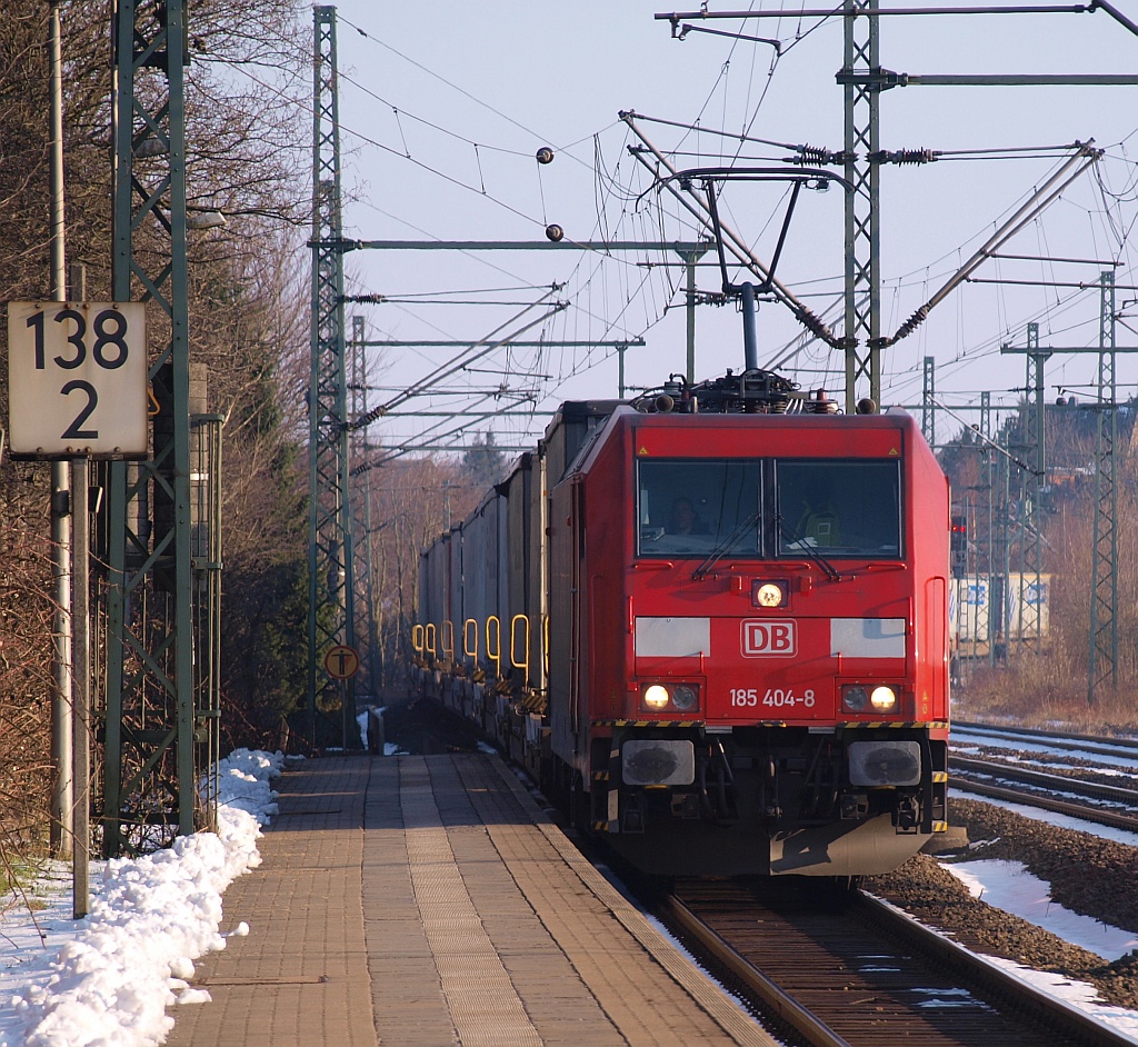 185 404-8 rauscht hier mit dem Ewals/Rhenus KLV durch Schleswig. 22.02.2011