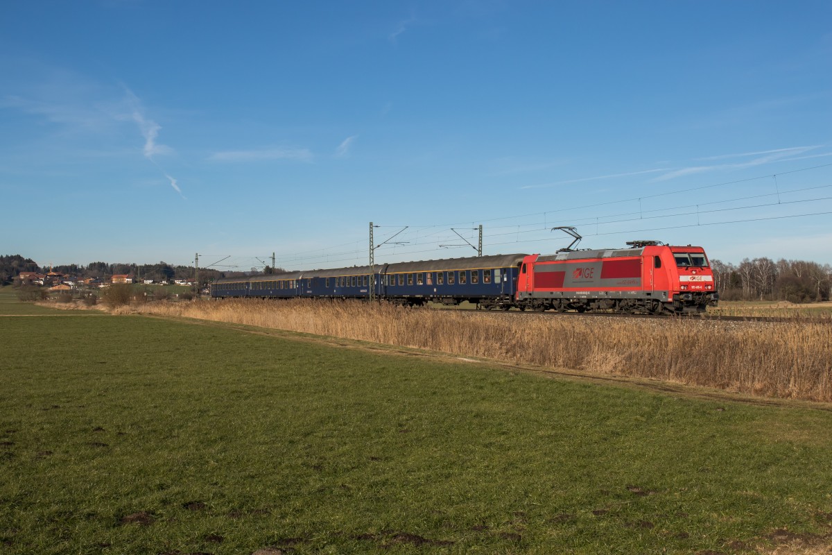 185 406-6 mit einem  IGE-Sonderzug  auf dem Weg nach Salzburg am 28. Dezember 2015 bei Bernau am Chiemsee.