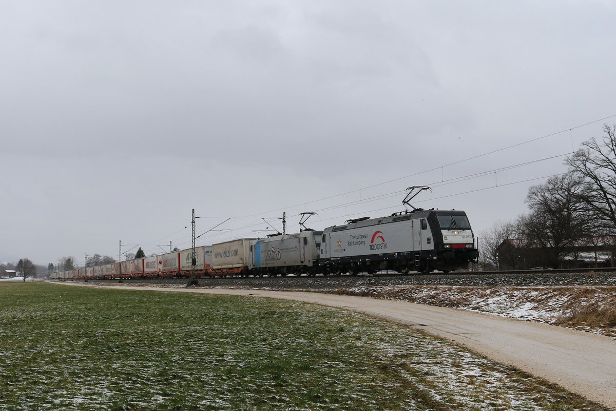 185 407 & 185 684 waren am 5. Februar 2020 bei bersee am Chiemsee mit dem  Mars-Zug  in Richtung Salzburg unterwegs.