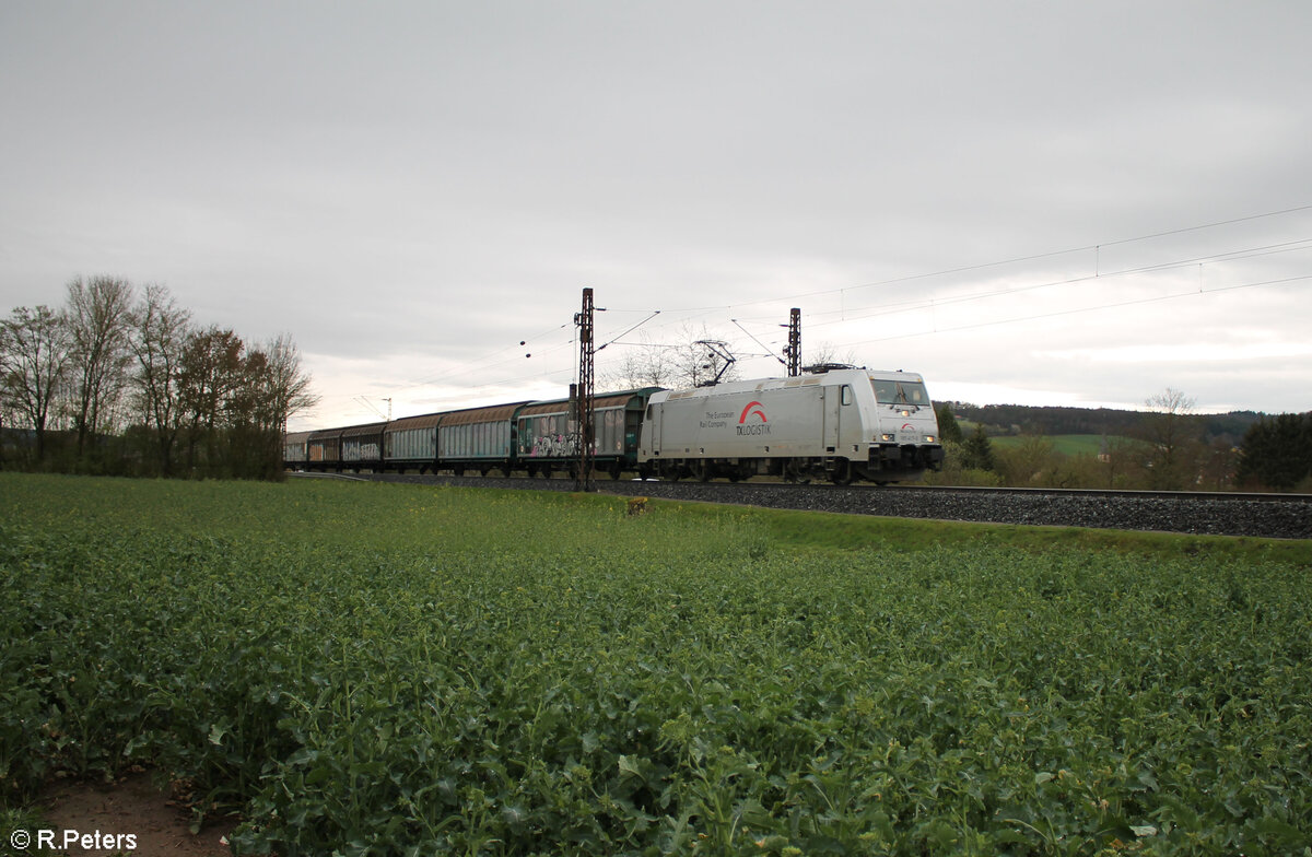 185 417-5 mit einem gedeckten Güterzug bei Himmelstadt. 28.03.24