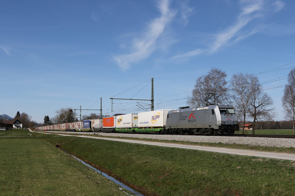 185 417 war am 9. April 2021 mit einem  KLV  bei bersee am Chiemsee in Richtung Salzburg unterwegs.