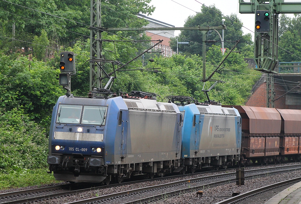 185 509-7 und 530-3 beide i.E für VPS rumpeln hier mit einem Kohle/Erztransport durch HH-Harburg. 29.06.2013