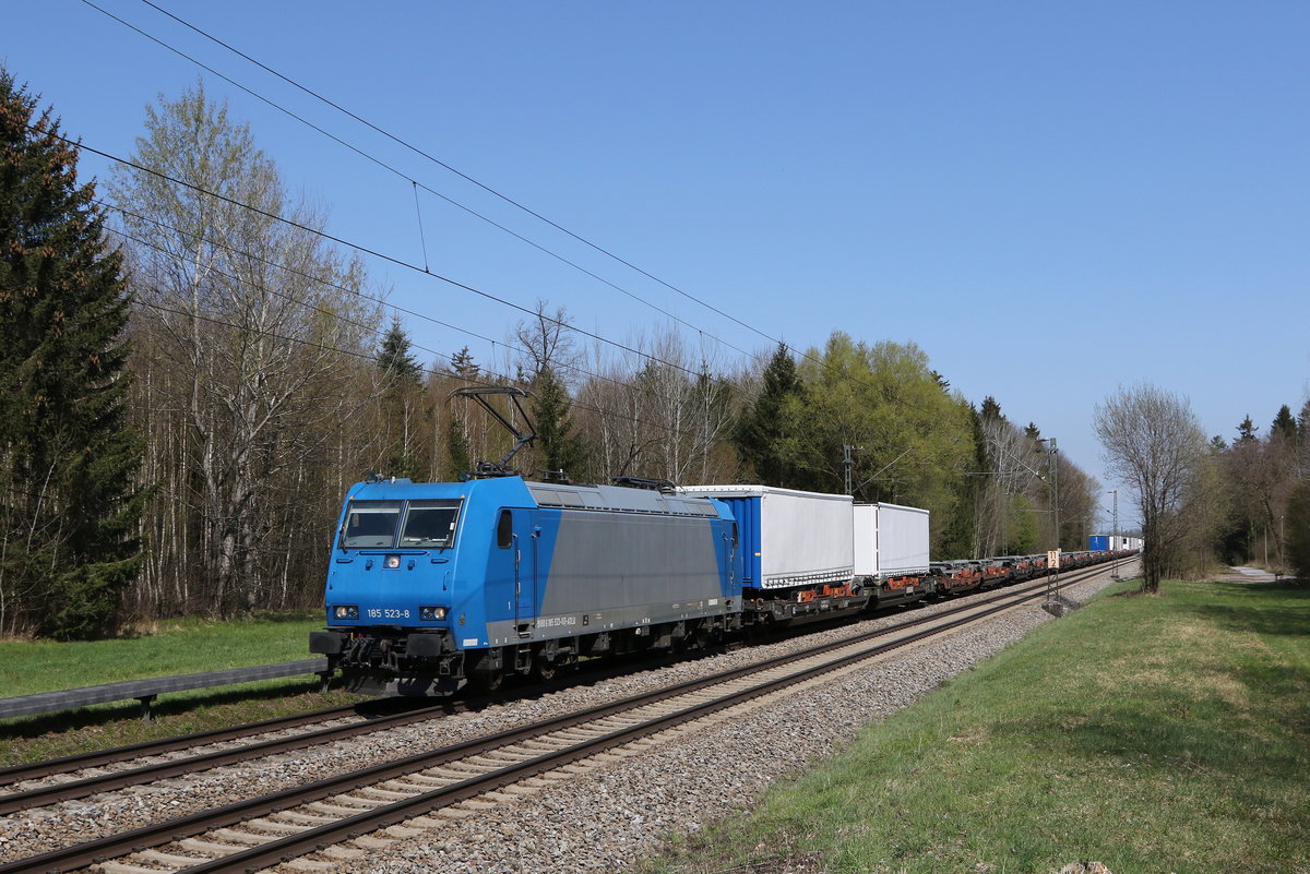 185 523 war am 21. April 2021 mit einem schwach beladenem  KLV  in Richtung Kufstein unterwegs. Aufgenommen bei Brannenburg im Inntal.
 