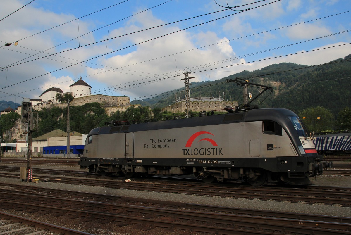 185 529-8 ist am 1. August 2014 im Bahnhof von Kufstein auf dem Weg zum nächsten Einsatz.