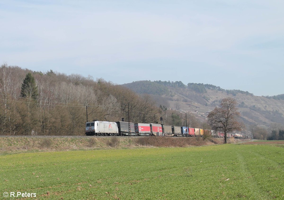 185 531-1  Renate  zieht bei Harbach ein Wechselpritschenzug durchs Maintal. 16.03.17