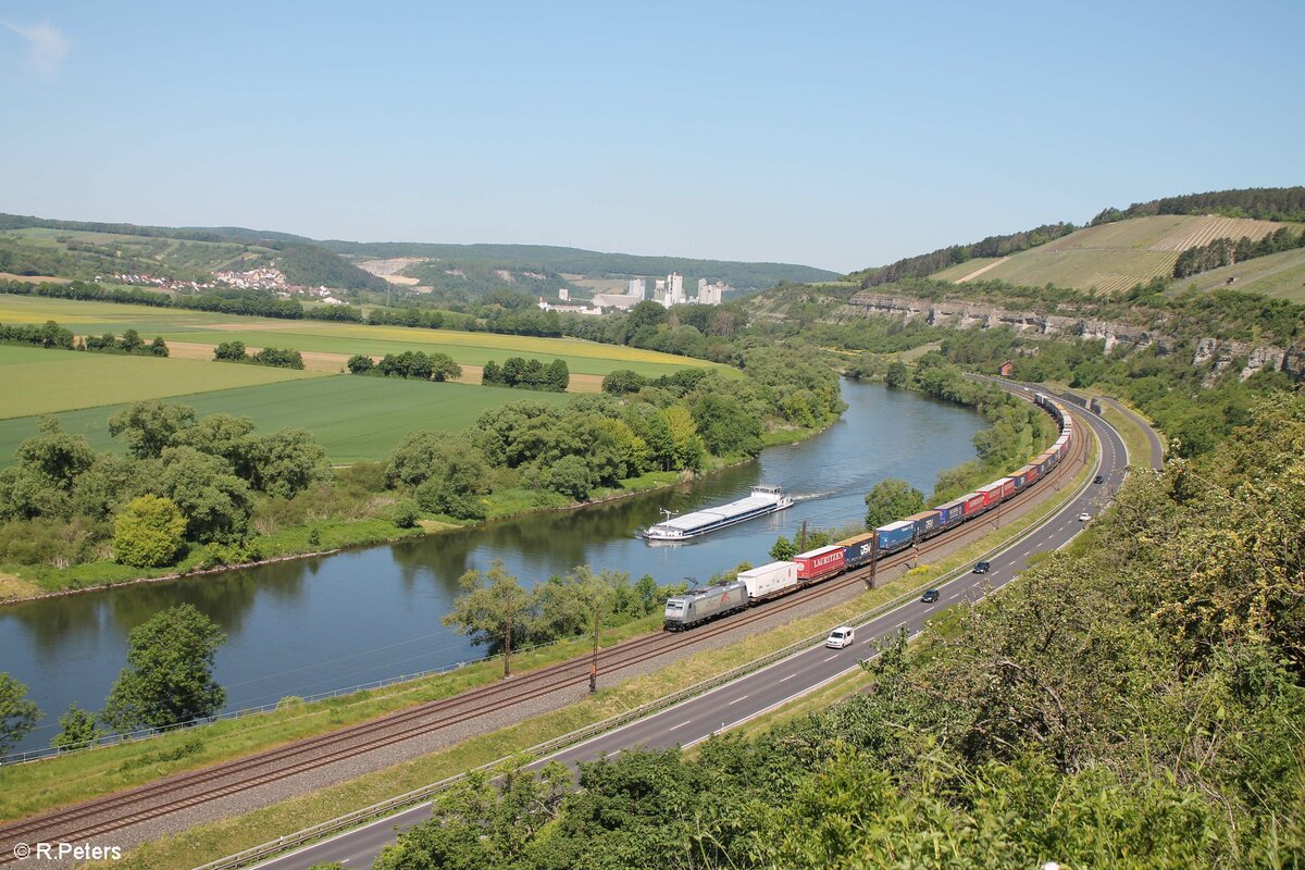 185 531-1  Renate  zieht zwischen Karlstadt und Himmelstadt ein Sattelaufliegerzug gen Süden. 02.04.21