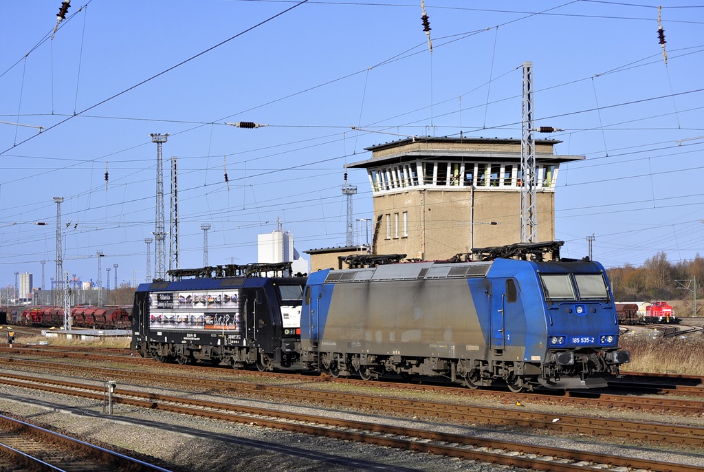 185 535 und 189 150 stehen am 28.01.2016 in Rostock-Seehafen.