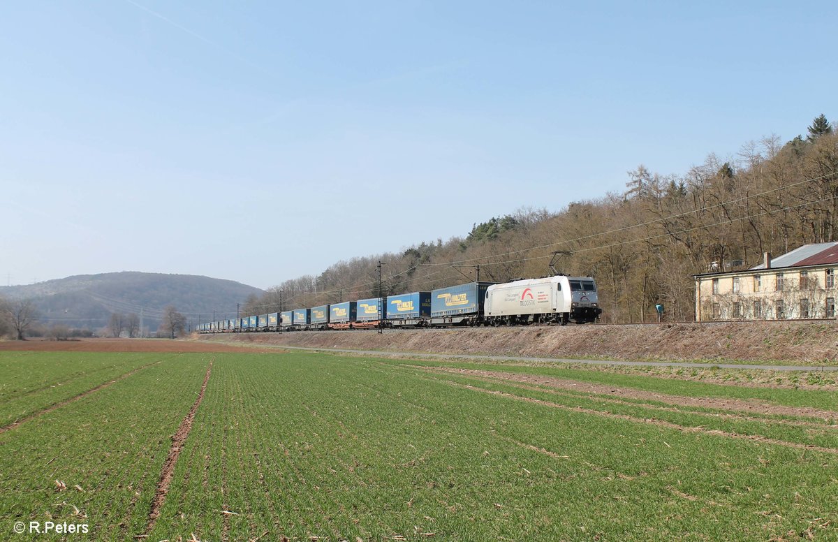 185 537-8 mit einem LKW-Walter Wechselpritschenzug bei Gambach. 16.03.17