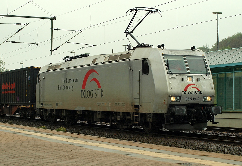 185 538-6 der TXL steht hier mit einem BlackBox-Kohlezug aus Polen im Schleswiger Bahnhof, der Zug hatte mehr als 20 Std Verspätung. Schleswig 05.09.2011