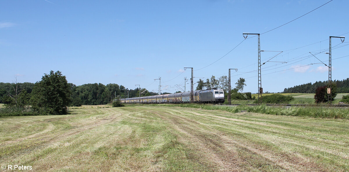 185 539-4 zieht bei Oberdachstetten mit einem ARS Altmann Zug in Richtung Sden. 08.06.24