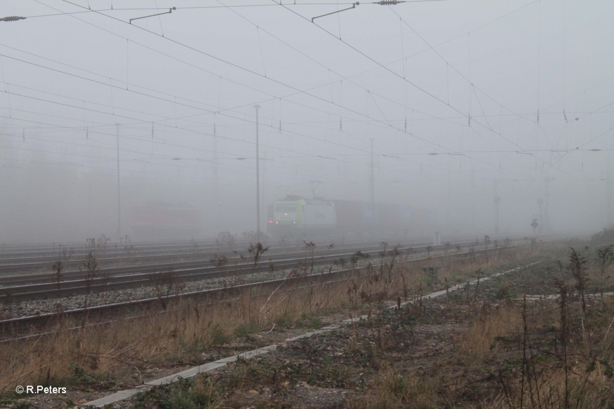 185 543-6 mit einem Containerzug in Leipzig Schönefeld. 29.03.14