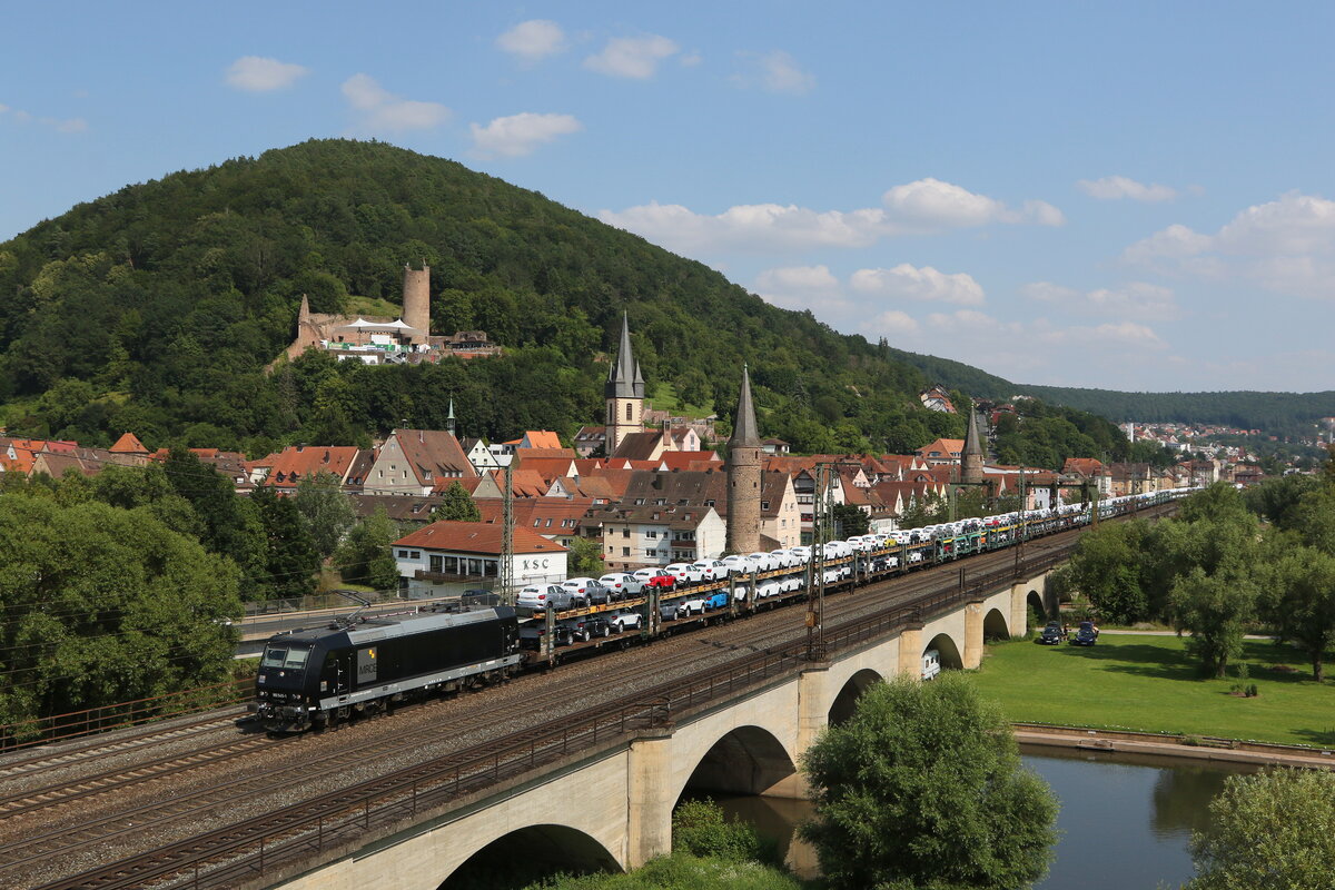 185 545 mit einem Autozug an 23. Juli 2021 bei Gemnden am Main.