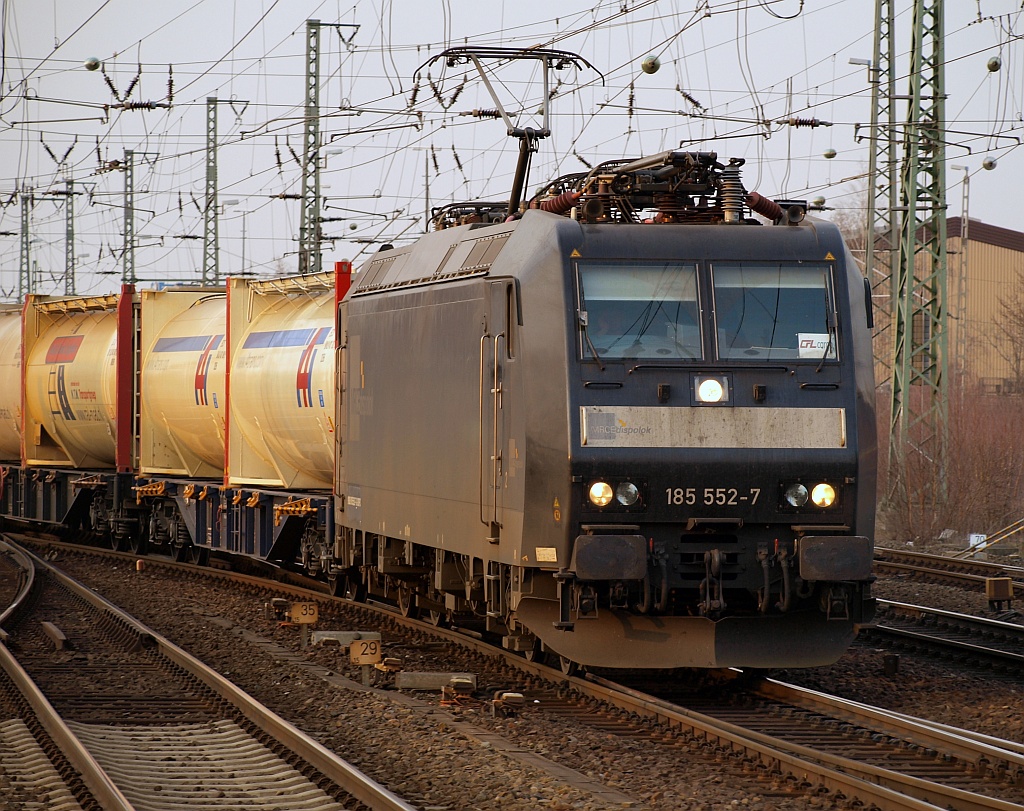 185 552-7 MRCE/CFL Cargo mit dem Fischmehlzug rollt hier ebenfalls durch Neumünster. 30.03.2011