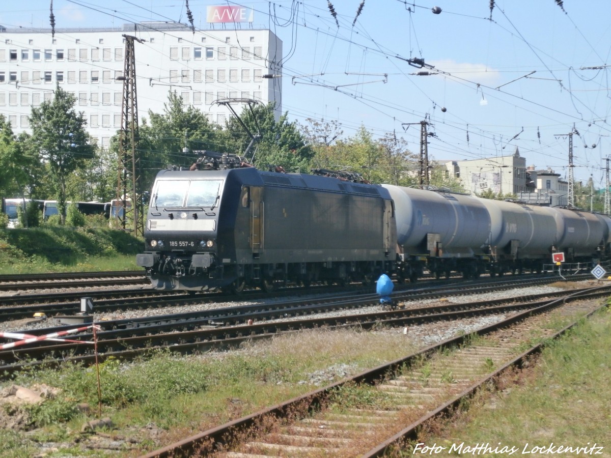 185 557 mit einem Gterzug kurz vor dem Hallenser Hbf am 15.5.15