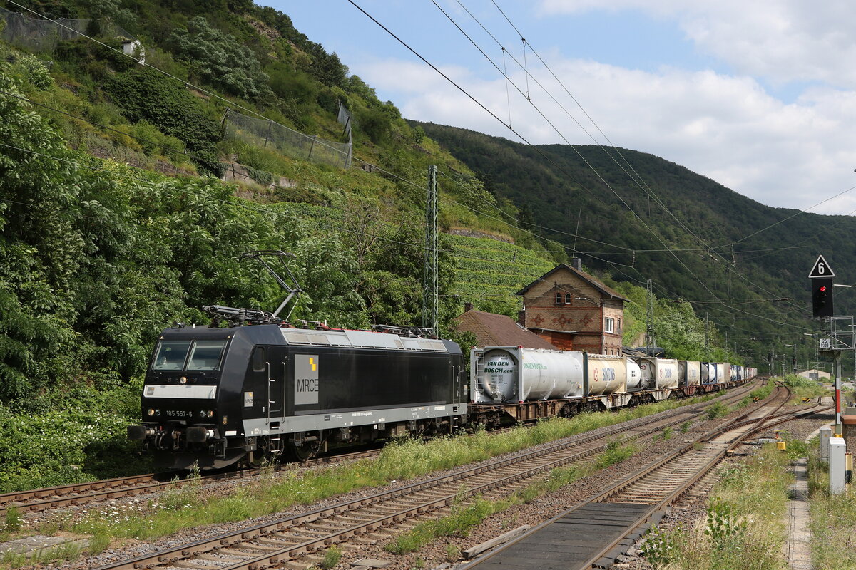 185 557 mit einem  KLV  bei der Einfahrt im Kaub am 22. Juli 2021.