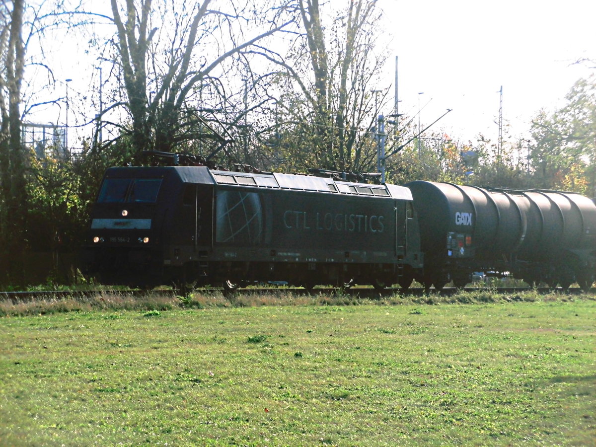 185 564 mit einen Gterzug in Delitzsch am 30.10.17