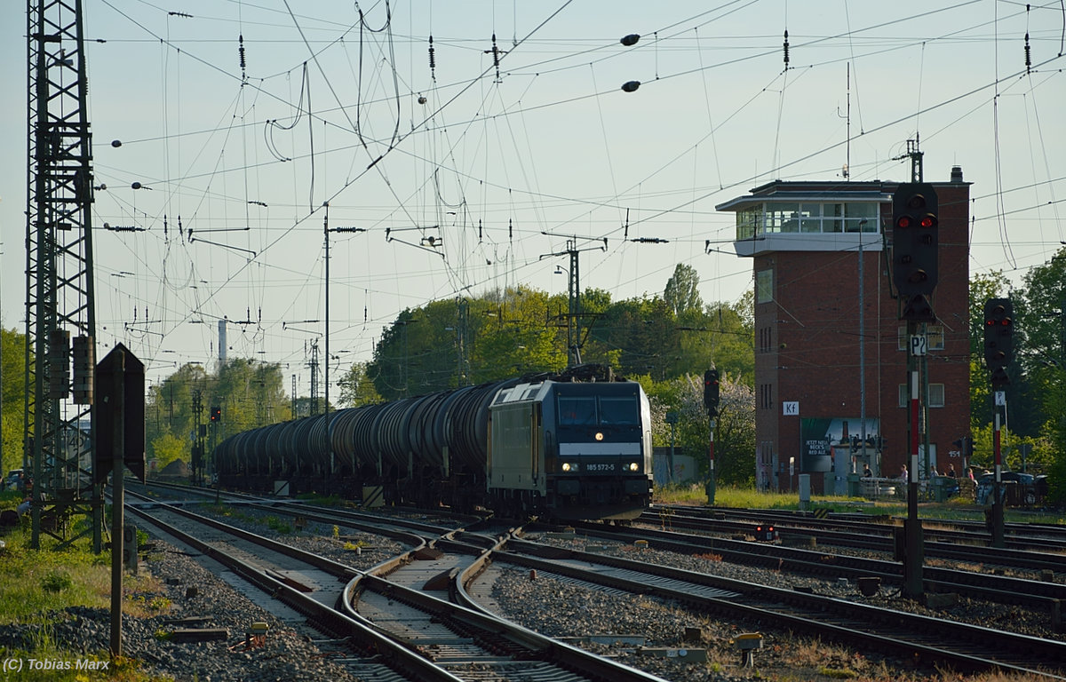 185 572-5 bei der Durchfahrt durch Darmstadt-Kranichstein am 06.05.2016 mit ihrem Kesselzug