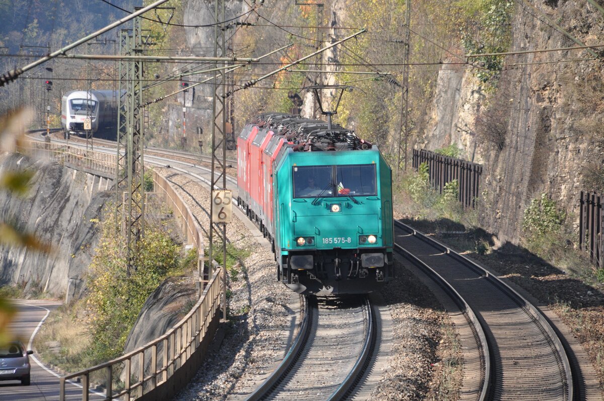 185 575-8 mit Lokzug aus weiteren 185, z.B. 185 581-1 der HGK auf der Geislinger Steige am 22.10.2011. In Gegenrichtung fährt ein IC nach Stuttgart.