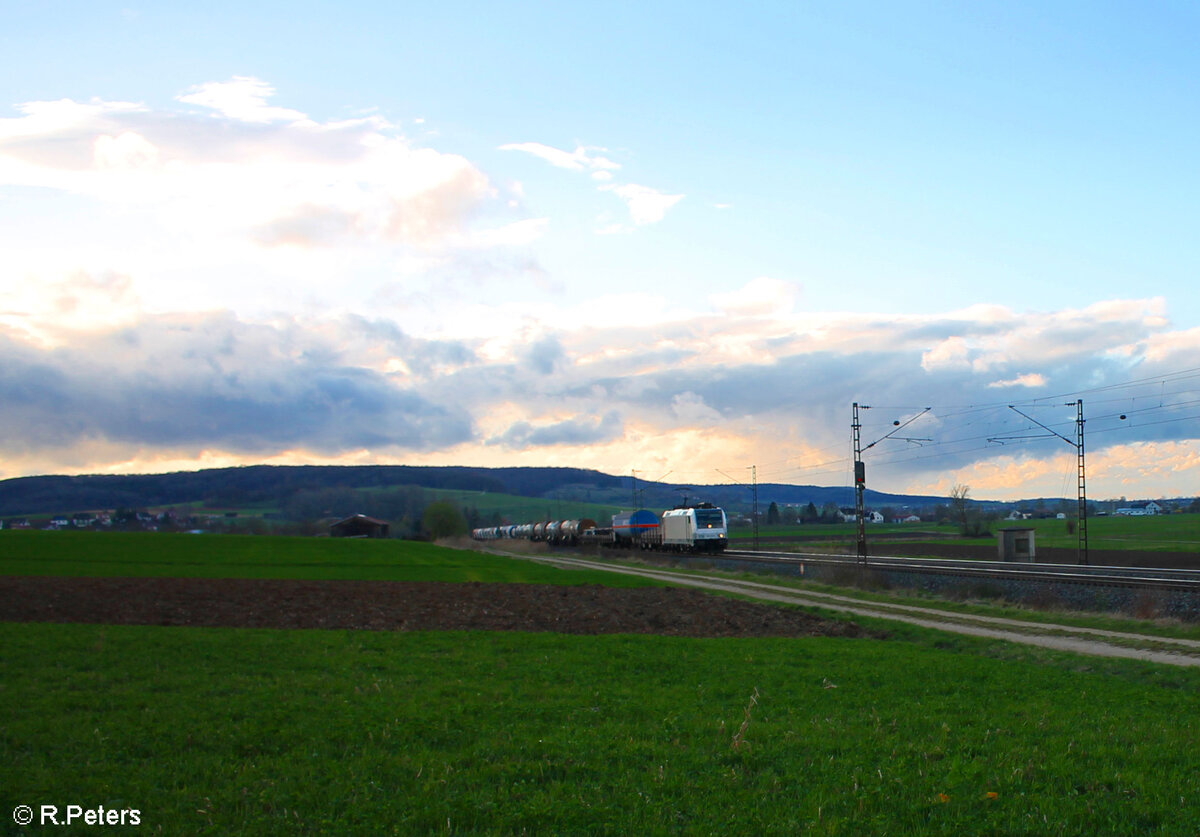 185 578-2 mit einem gemischten Güterzug bei Wettelsheim in Richtung Treuchtlingen. 23.03.24