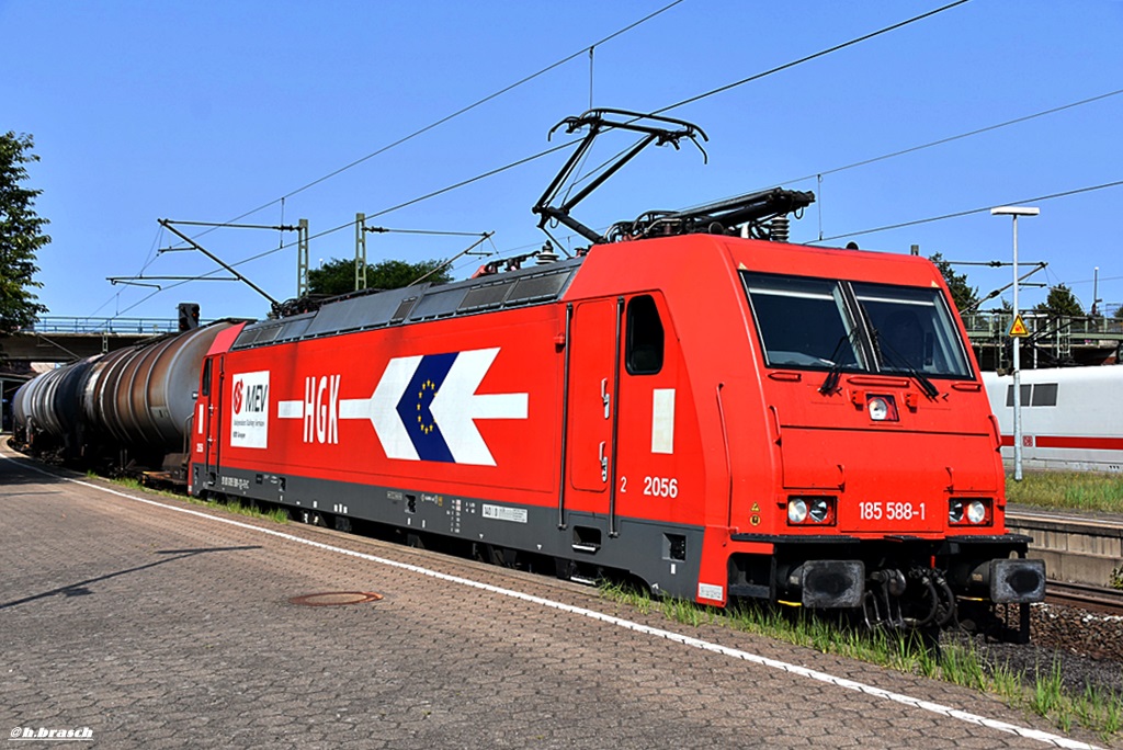 185 588-1 zog einen tanker durch hh-harburg,27.08.16