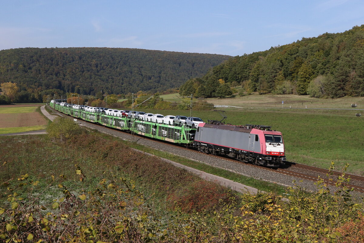 185 599 mit einem Autozug auf dem Weg nach Wrzburg am 12. Oktober 2022 bei Harrbach am Main.